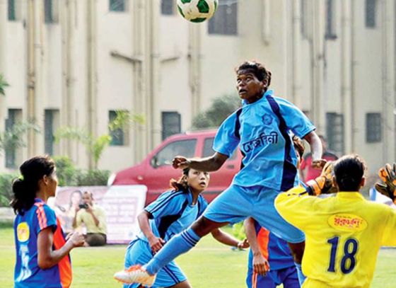 ফুটবলপ্রেমের কাছে হার মানলো দারিদ্রতা